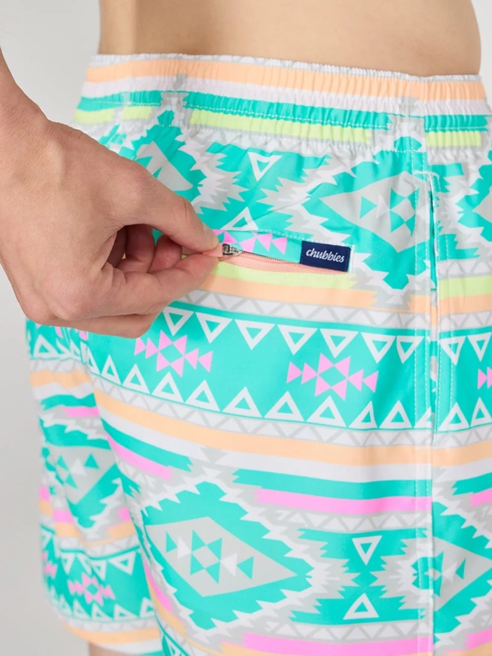 CHUBBIES The En Fuegos Classic Swim Trunks in Teal Geometric 5.5” Inseam Size M